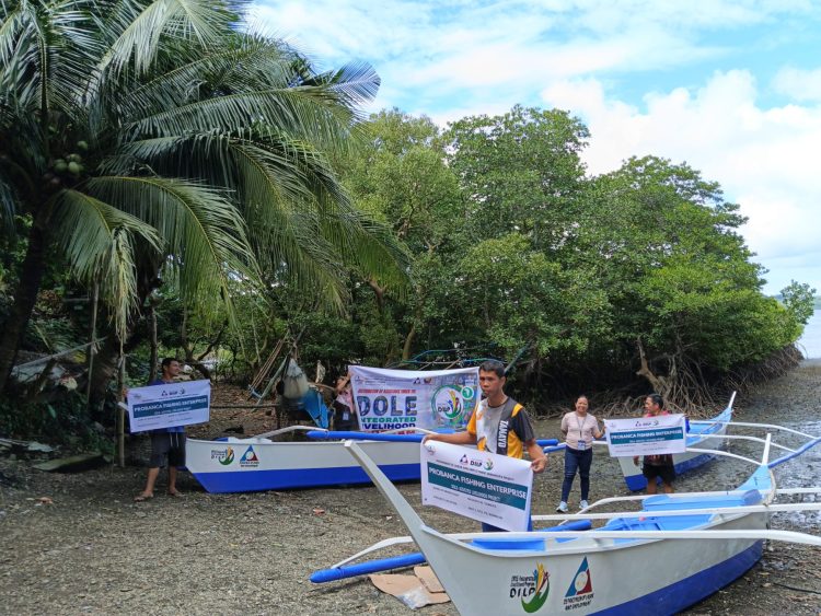 Tatlong mangingisda sa Santa Fe, tumanggap ng bangkang pangkabuhayan mula DOLE