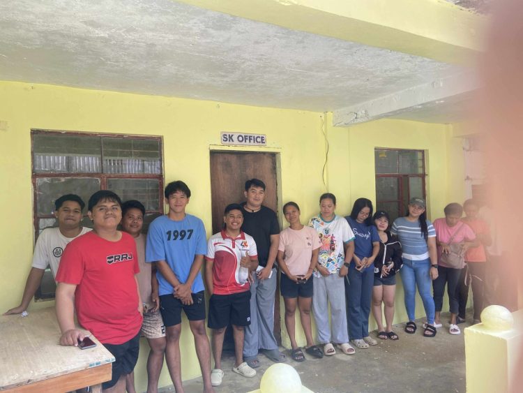 16 College grads sa Looc, tumanggap ng ₱2,000 educational assistance